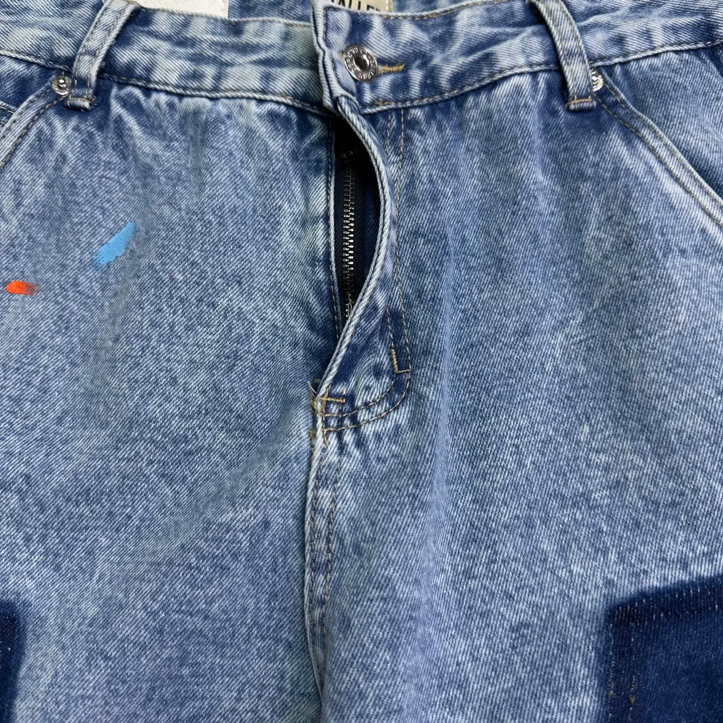 P250 GALLERY DEPT. 2025 new splash-ink graffiti splicing couple style loose washed bootcut jeans 🔥High version🔥High version🔥 Top ceiling quality Styles with different washed textures, very friendly to people with thin legs and thick legs, the bootcut version is very flattering to the leg shape Moderate length that never goes out of style, easy to match with casually, basic styling for various styles, a must-have in the wardrobe! The fabric is stiff but also makes the upper body soft without losing texture. The washing process is even more perfect. It is a must-have item for everyone! ! ! Washed wheat, hang tag, pants label, complete with three labels Color: light blue Size: 28, 30, 32, 34, 36 (five sizes)